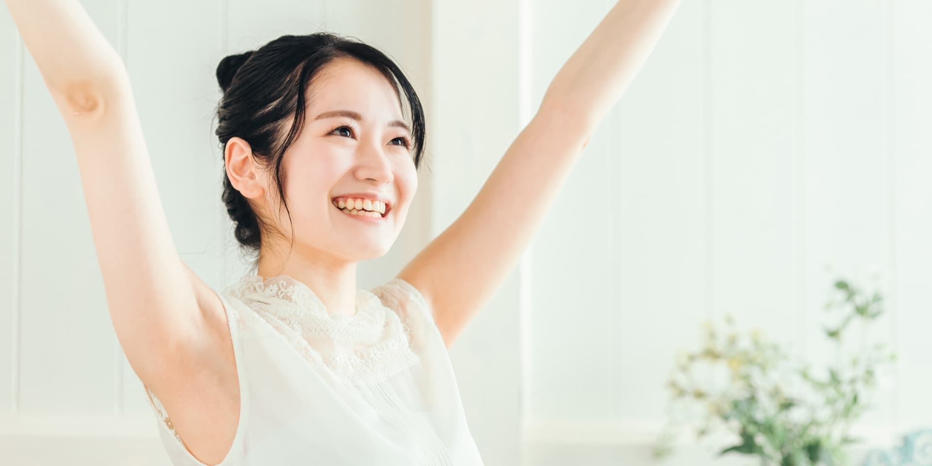 喜びながら両手を上げている女性