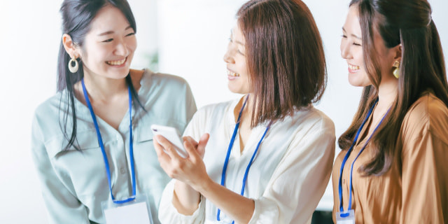 楽しそうに会話する女性