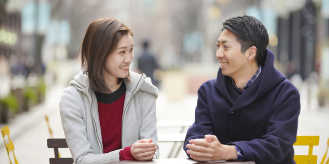 笑顔で会話する男女